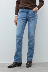 Jean de corte recto y tiro medio, confeccionado en denim de color azul claro con acabado liso.