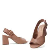Sandalias de cuero color tostado con punta abierta, taco block y tira trasera ajustable con hebilla cuadrada grande.