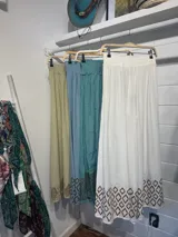 Pantalón palazzo celeste con cintura elastizada y cordón ajustable. Estampado de figuras geométricas en el ruedo.