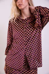 Camisa amarilla de manga larga con diseño de cuadros de terciopelo, cuello clásico y mangas con volados en los puños.