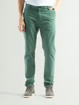 Pantalón de vestir verde, de corte chino, confeccionado en algodón y elastano.