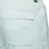 Short de baño color verde agua con cintura elástica ajustable con cordón blanco y logo de Nike bordado en blanco en la pierna derecha.