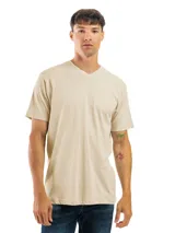 Remera de algodón color beige con escote en V y mangas cortas, de corte clásico.