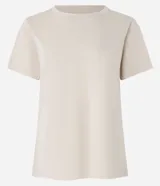 Remera básica de cuello redondo y manga corta, confeccionada en algodón peruano de alta calidad. Presenta un diseño liso y versátil, ideal para uso diario.