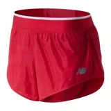 Short deportivo New Balance color rojo con cintura elástica blanca y logo estampado en el lateral.