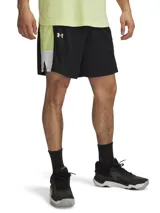 Short deportivo Under Armour, modelo Zone 7, de color negro con paneles laterales en amarillo neón y blanco. Cuenta con cintura elástica con cordón, bolsillos laterales y aberturas en el bajo.