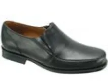 Zapato de vestir para hombre tipo mocasín, confeccionado en cuero negro con diseño de puntera cuadrada y suela de goma.
