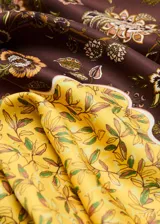 Pañuelo cuadrado de satén con estampado floral y combinación de tonos marrones y amarillos.