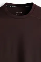 Remera deportiva de manga larga raglán con cuello redondo, confeccionada en tejido funcional con tecnología DryMove para absorción de sudor. Presenta un corte de compresión ceñido y costuras planas antifricción.