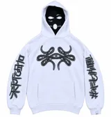 Hoodie blanco con pasamontañas negro incorporado, corte oversize, estampado en el pecho y mangas, y bolsillo tipo canguro.