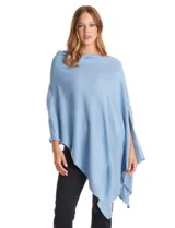 Poncho tejido de punto con diseño asimétrico y aberturas laterales para los brazos.