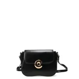 Cartera Miss Carol modelo Lera, color negro, con solapa frontal y cierre giratorio dorado. Incluye asa larga ajustable.