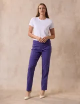 Pantalón de vestir color violeta, de gabardina elastizada marca Zac & Rachel. Pretina ancha con faja interna modeladora. Largo de pierna con costura frontal pespunteada. Trasera con bolsillos ojal simulados.