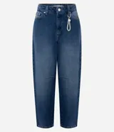 Pantalón baggy de jean azul con tiro medio, corte holgado, recortes en las rodillas y llavero decorativo con perlas y dije de corazón.