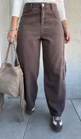 Jean de corte barrel color chocolate, con diseño cargo que incluye bolsillos laterales amplios. Presenta tiro medio y costuras reforzadas en las piernas.
