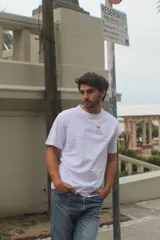 Remera gris de corte recto confeccionada en algodón peinado. Presenta estampa en la espalda con diseño floral y la frase "Más flores, menos drama".