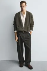 Zapato tipo náutico de hombre, color marrón oscuro, fabricado en piel con acabado serraje (gamuza). Presenta un detalle de bordón en el empeine y suela con ligero tacón.