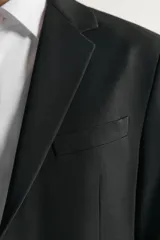 Blazer slim fit de Zara en color negro, confeccionado con mezcla de viscosa. Cuenta con cuello de solapas de muesca, cierre frontal de un botón, bolsillos con solapa en la cadera y un bolsillo de vivo en el pecho.
