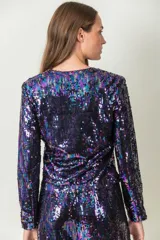 Chaqueta de poliéster tornasolada en tonos lila, con cuello mao y cierre frontal con botones.