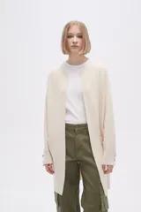 Saco de punto abierto, color negro, con cuello redondo, manga larga y bolsillos frontales aplicados.