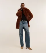 Suéter de punto de la marca Cortelle, con cuello redondo, mangas largas y diseño de rayas verticales texturizadas con hilos metalizados incorporados.