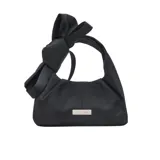 Cartera tipo bolso de mano color negro, confeccionada en nailon resistente. Presenta un diseño con un lazo decorativo de gran tamaño en la parte superior, cierre magnético y el logo de la marca bordado de forma tonal en el frente.