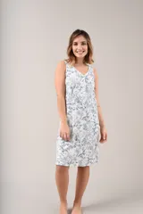 Camisón blanco con estampado de hojas azules, sin mangas y con botones en el escote.