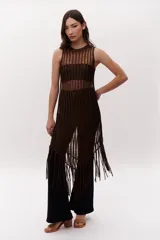 Sandalia de taco cuadrado bajo, confeccionada en gamuza azul, con tira frontal decorada con glitter multicolor y cierre de pulsera con hebilla metálica al tobillo.