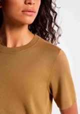 Blusa de manga corta confeccionada en tejido de punto, color negro, con cuello redondo y diseño clásico.