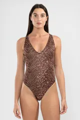 Malla entera marrón con estampado animal print, escote en V, espalda descubierta con tiras cruzadas y detalle metálico cuadrado.