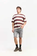Bermuda de jean negra de corte regular y largo por encima de la rodilla, con diseño clásico de cinco bolsillos y trabillas para cinturón.