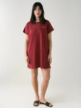 Camisón blanco de algodón, de corte holgado, manga corta y largo por encima de las rodillas. Presenta una pequeña estampa localizada en el pecho y aberturas en los laterales.