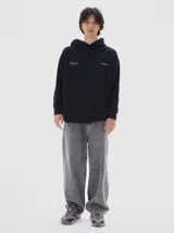 Hoodie de felpa con frisa suave, color negro, con calce oversized y franjas laterales en contraste.