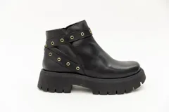 Borcego de cuero marrón con apliques de ojales metálicos y suela track.