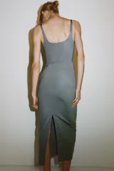 Vestido midi de punto color gris, ajustado, con escote redondo y tirantes finos dobles.