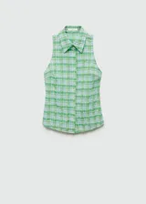 Camisa sin mangas de corte recto, confeccionada en tejido mezcla de algodón con estampado de cuadros en tonos verdes y celestes. Presenta cuello camisero y cierre frontal con botones.