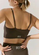 Top marrón de morley con escote en V y breteles regulables.