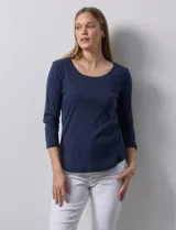 Remera de algodón negra, de corte clásico, con mangas tres cuartos y cuello redondo.