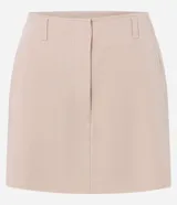 Short pollera de color rosado claro, confeccionado en tejido plano con bolsillos laterales y trabillas en la cintura. Presenta un diseño minimalista con cierre tradicional y raya frontal marcada.