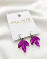 Aros colgantes plateados con strass color fucsia en forma de hojas.