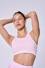 Top deportivo rosa con logo 'bk' en el frente.