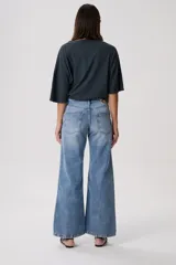 Pantalón de jean de tiro alto, corte wide leg, color celeste con efecto desgastado y detalles brillantes.