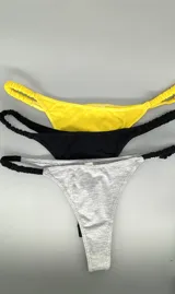 Pack de tres tangas de algodón con tiras laterales elásticas fruncidas, en colores amarillo, negro y gris melange.