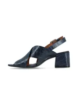 Sandalia de cuero con textura de reptil, color azul marino, con diseño de tiras cruzadas en el empeine, taco cuadrado y cierre de hebilla ajustable en el talón.