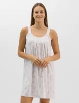 Camisón corto de tejido soft con estampado animal print en tonos grises y blancos, de tirantes anchos y escote redondo con detalle de botones, pliegues frontales y aplique de puntilla.