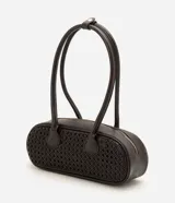Cartera tipo bowling de Satinato en color negro, con estructura alargada, base redondeada y diseño geométrico calado. Cuenta con doble asa superior y cierre de cremallera metálica en tono dorado.