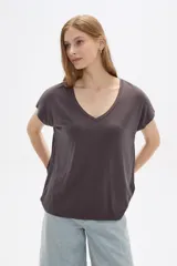 Remera manga corta color gris oscuro, con cuello en V y corte holgado.