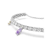 Pulsera de estilo tenis bañada en rodio, compuesta por una hilera de circonitas transparentes con cristales colgantes en colores pastel y tallas mixtas. Cuenta con un cierre de bola deslizante ajustable.