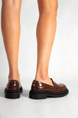 Mocasines color marrón charol con suela track negra.