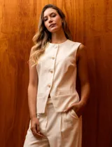 Chaleco tejido negro, marca Nanette. Cuello a la base y abertura central con botones dorados. Delantera con bolsillos simulados.